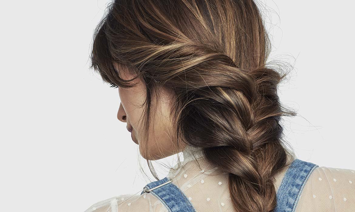Aplica unas gotas del Aceite Extraordinario Universal de Elvive de L’Oréal Paris para estar más guapa con tu trenza boho.